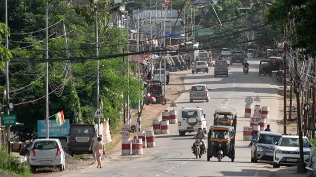 दिन में सड़कों पर ट्रैफिक रहता है