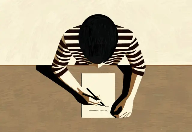 Persona escribiendo en un papel