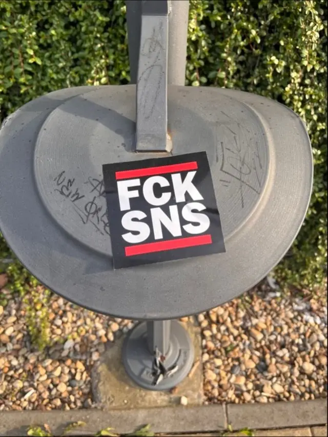 nalepnica protiv SNS