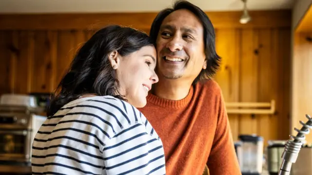 Una pareja abrazada.