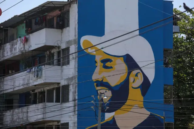 Un mural dedicado a Bukele en un edificio en El Salvador