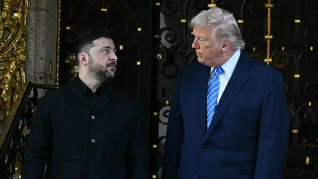 Президент США Дональд Трамп приветствует президента Украины Владимира Зеленского в своей резиденции Мар-а-Лаго в Палм-Бич 28 декабря 2025 года