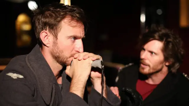 Оливер Беннетт в роли Печорина и Джеймс Марлоу в роли Грушницкого