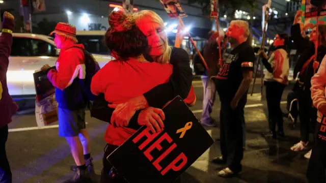 तेलअभिभमा जम्मा भएका बन्धकहरूका समर्थक