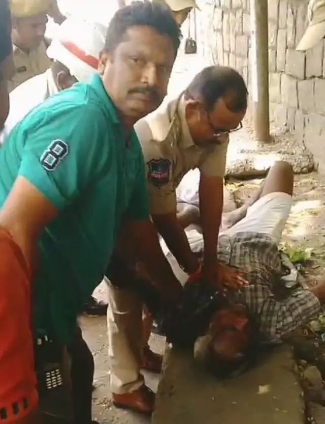 సీపీఆర్ చేసి వ్యక్తిని కాపాడిన పోలీసులు