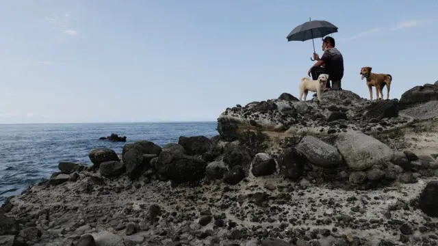 တရုတ်ရဲ့စစ်ရေးလေ့ကျင့်ပစ်ခတ်မှုတွေကို ထိုင်ဝမ်ကမ်းခြေမှာထိုင်ကြည့်နေသူ