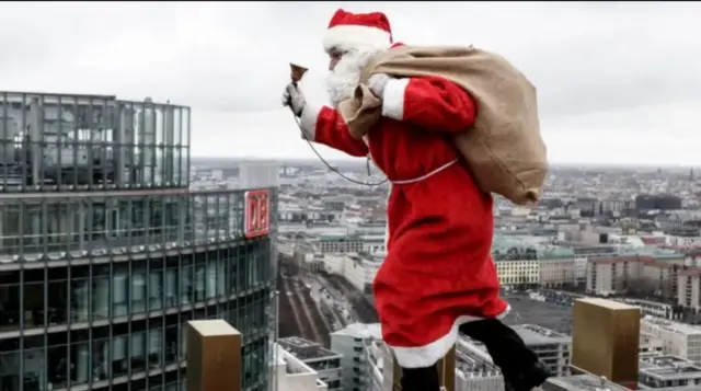 Saantaa Kilaawus wayyaa diimaa fi adii qabu uffatee kennaa qabatee jiru