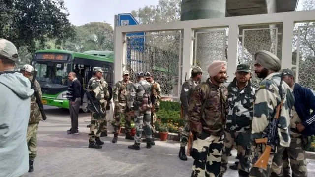 विश्वविद्यालय के बाहर तैनात गार्ड्स और पुलिस