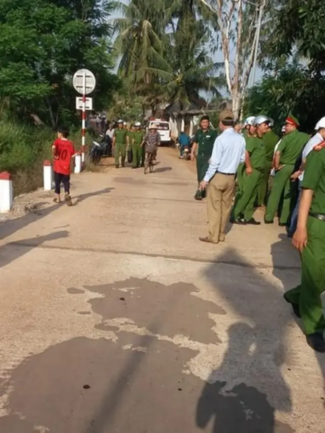 Công an quây kín khu vực gần Đầm Trà Ổ hôm 8/5