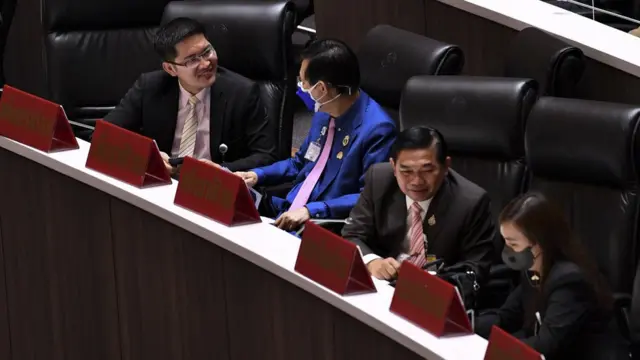 ส.ส. พรรคเสียงเดียว 7 พรรค โหวตไม่เห็นชอบสูตรหารด้วย 100 ส่วนนายมงคลกิตติ์ สุขสินธรานนท์ พรรคไทยศรีวิไลย์ โหวตงดออกเสียง