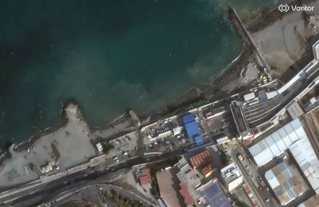 Imagen satelital del espigón y el Tarajal, que marcan la frontera entre España y Marruecos en Ceuta, por donde miles de migrantes cruzaron en los últimos días