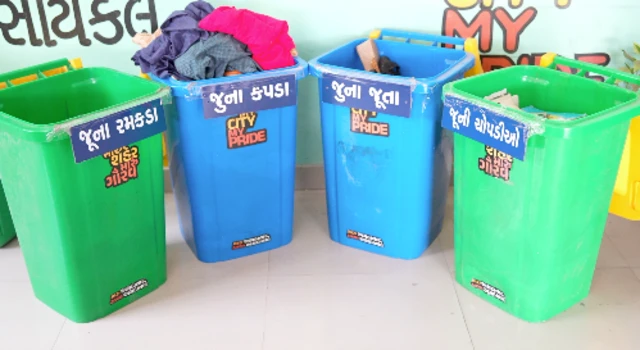 થેલીના કાપડનું કટીંગ કરી રહ્યા છે.
થેલી સીવડવવા આવેલી મહિલાઓ થેલી સીવતા પારુલ બહેન સાથે વાત કરી રહ્યા છે. માય થેલી યાદોની થેલી અમદાવાદ બીબીસી ગુજરાતી જૂના કપડાં પ્લાસ્ટિકનું પ્રદુષણ પ્રદૂષણ