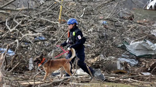 Un rescatista camina por una zona de escombros en el estado de Kentucky.