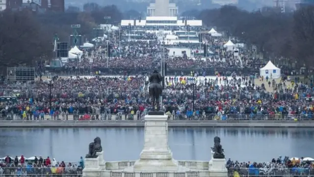 大批民众顶风冒雨在国会山庄前的国家广场