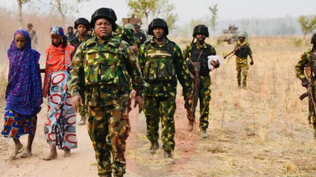 Awon ologun ninu igbo pẹlu awon obinrin meji