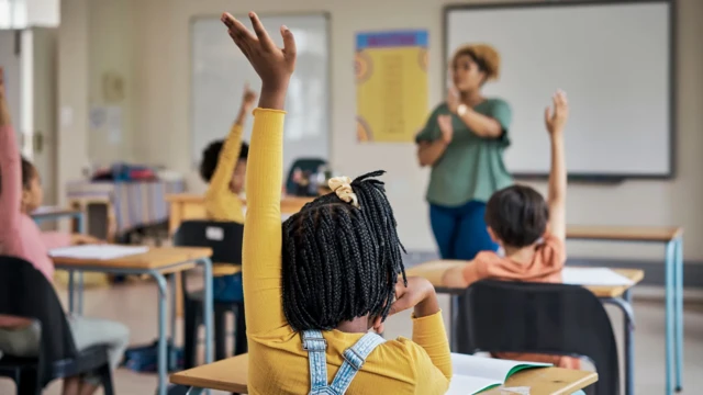 Menina negra levantando a mão esquerdaslot bri linksalaslot bri linkaula