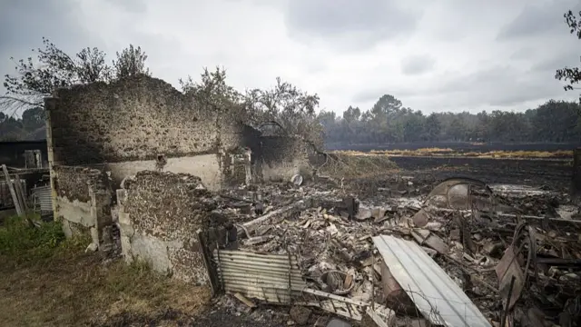 프랑스 지롱드 지역의 어느 주택이 불길에 무너진 모습
