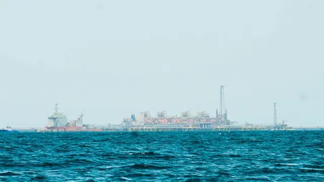 Gas platform out at sea on di horizon