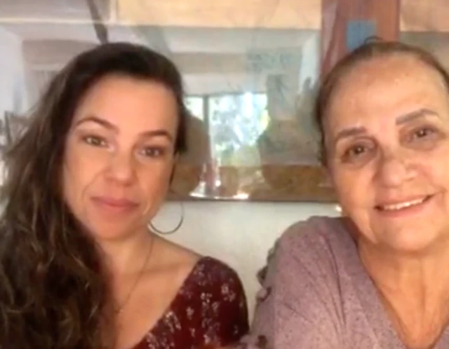 Anna Paula Bettencourt Caldeira e a mãe Ilza Maria Caldeira durante live no Instagram