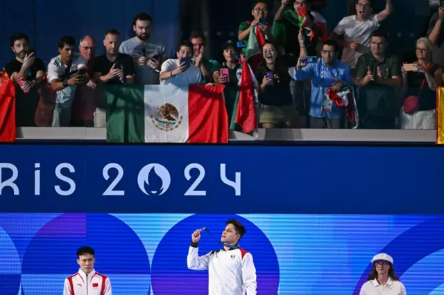 Osmar Olvera con su medalla