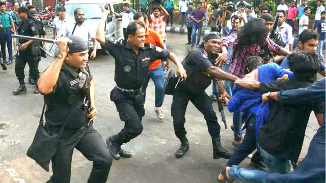 গণজাগরণ মঞ্চের কর্মীদের ওপর লাঠিপেটা।