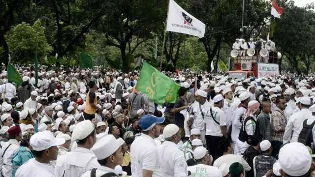 Demonstrasi menolak Ahok oleh massa FPI yang berlangsung di depan Balai Kota DKI Jakarta, 14 Oktober 2016.