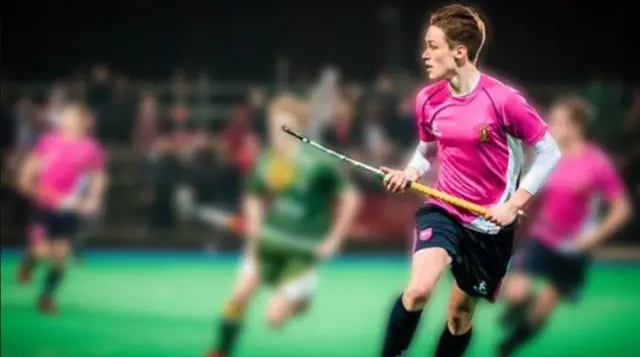 أرشيفية لتوم ويلسون يلعب الهوكي. يظهر خلفه لاعبون آخرون، لكن صورهم غير واضحة.