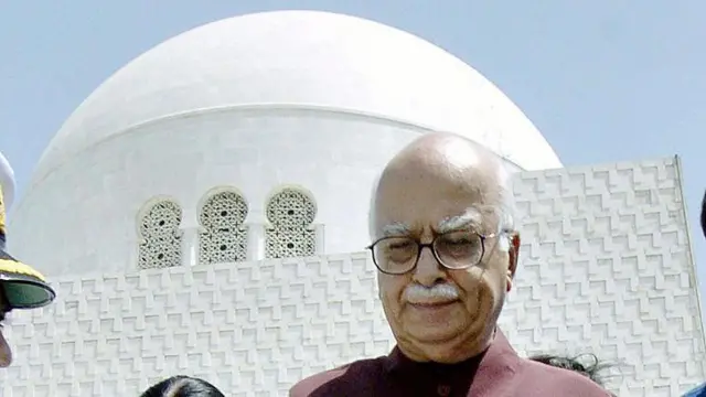 पाकिस्तान दौरे के समय मोहम्मद अली जिन्ना की मज़ार पर लाल कृष्ण आडवाणी