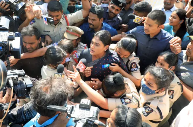 वाईएस शर्मीला, केसीआर की घोर आलोचक हैं और पिछले साल उनका घेराव करने पहुंची थीं.