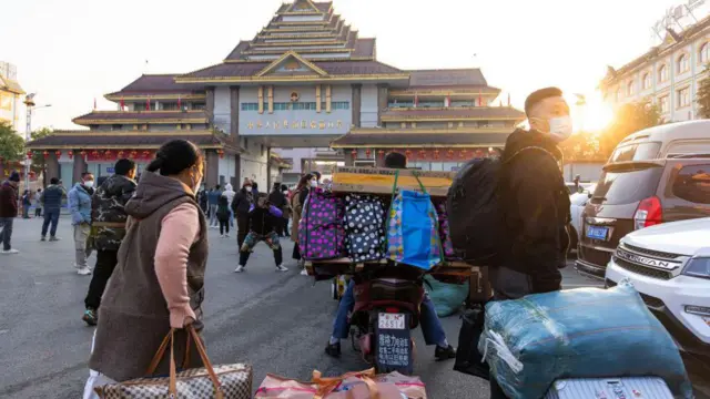 ‌ရွှေလီဘက်ခြမ်းကနေ တွေ့ရတဲ့ တရုတ်-မြန်မာနယ်စပ်ဂိတ် (ပုံဟောင်း)
