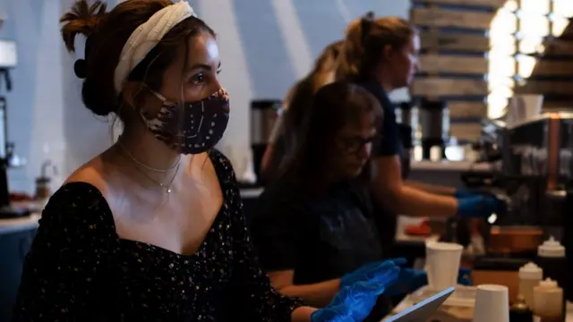 кафе маски жінка