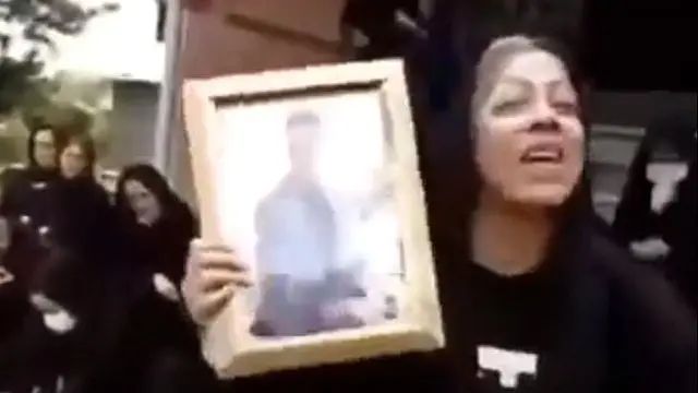 مادر پژمان قلی‌پور بر مزار فرزندش