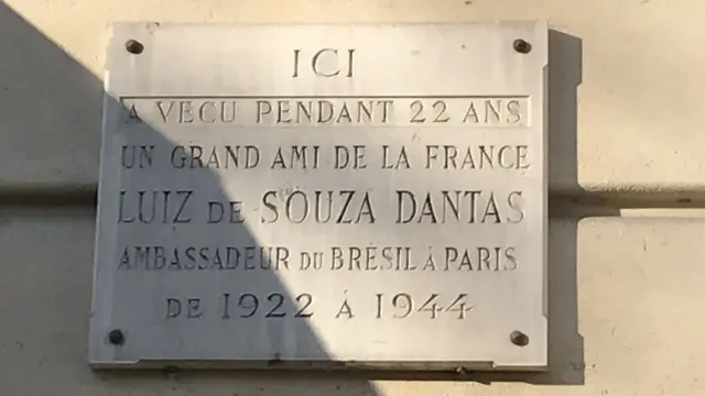 Placa com homenagem ao embaixador brasileiro Souza Dantaspaypal casas de apostasParis