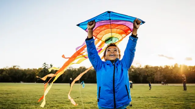 Um menino brincando com uma pipaganhar credito bet365um parque