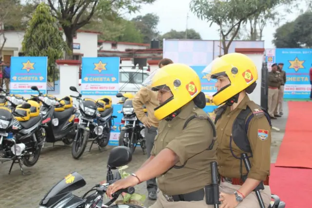 मोटर साइकिल सवार महिला चीता