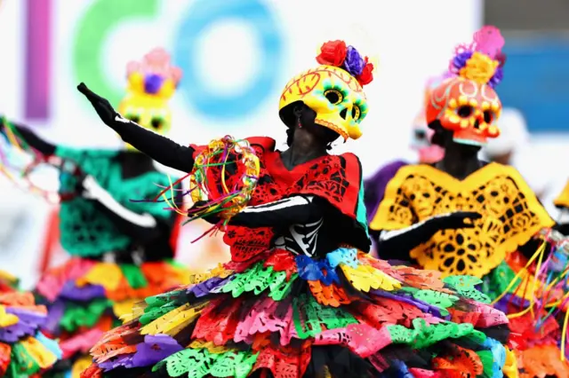 Bailarinas con atuendos del Día de los Muertos.