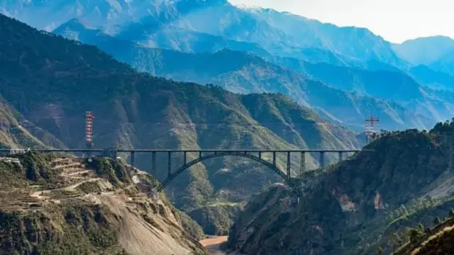 આ બ્રિજ બનાવવાનો હેતુ કાશ્મીરની બાકીના ભારત સાથે કનેક્ટિવિટી સુધારવાનો છે