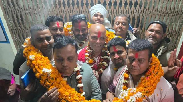 रास्वपाका अमरेश सिंहलाई केन्द्रमा राखेर लगाइएको विशाल फूलमाला