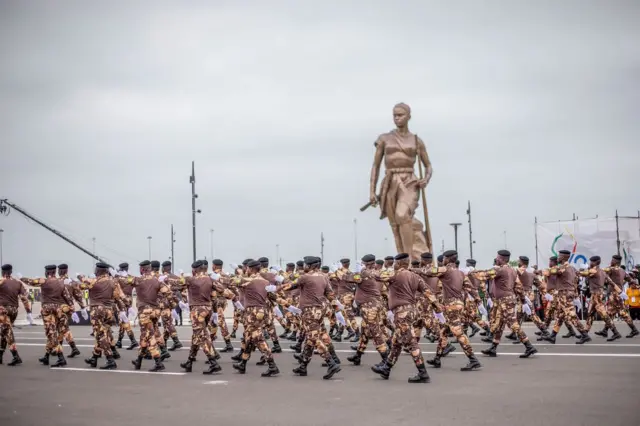 Des soldats défilent lors des célébrations du 62e anniversaire de l'indépendance à Cotonou, le 1er août 2022.