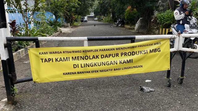 Spanduk penolakan warga Parakan, Kota Bandung, terhadap keberadaan dapur makan bergizi gratis di lingkungan mereka.