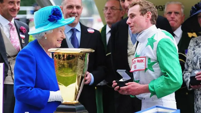 A rainha Elizabeth 2ª com o jóquei Ryan Moore