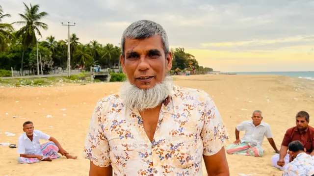 "එක ම රටක ජීවත් වෙන ජාතින් විදිහට අපි හැමෝටම එකට සමාදානයෙන් ජීවත් වෙන්න පුළුවන් පරිසරයක් හදලා දෙන්න ඕන කියන එක අලුතෙන් පත්වන ජනාධිපතිවරයාගේ වගකීමක් සහ ඔහු ඒ වෙනුවෙන් කටයුතු කළ යුතුයි කියලා මම හිතනවා."