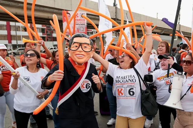 Un hombre con una máscara del expresidente peruano Alberto Fujimori durante un acto de la campaña de Keiko en Lima, abril de 2026.