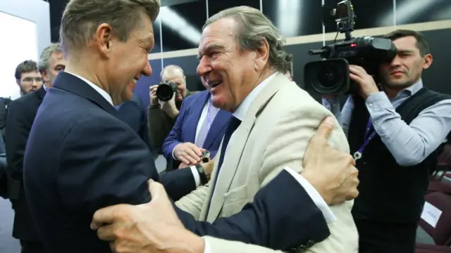 গেরহার্ড শ্রয়েডার, যার সাথে রুশ সরকারের রয়েছে গভীর বন্ধুত্ব।