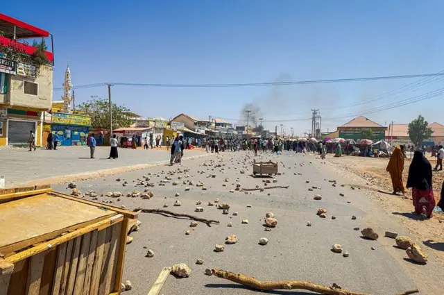 ተቃውሞውን ተከትሎ በጋልካዮ መንገዶች በድንጋይ እና በሌሎችም ቁሶች ተዘግተው ታይተዋል