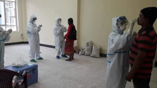 डोटीमा स्वाब नमुना लिँदै