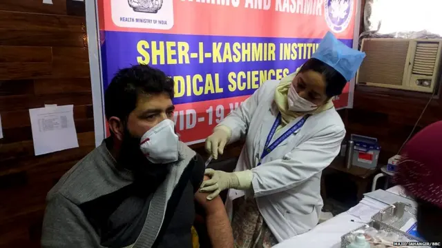 कश्मीर में टीकाकरण