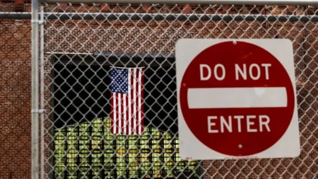 美國紐約的一個建築物內掛著星條旗，門口寫著：不許入內！