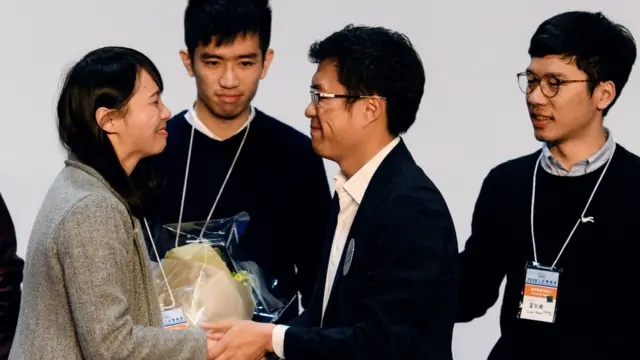 周庭（左一）与罗冠聪（右一）向区诺轩（右二）道贺（12/3/2018）