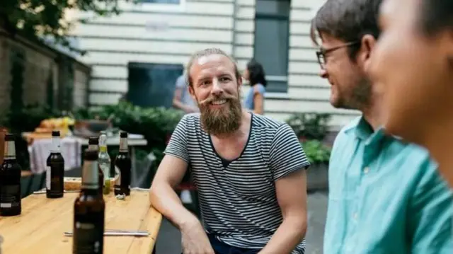 مجموعة من الأشخاص يتحدثون